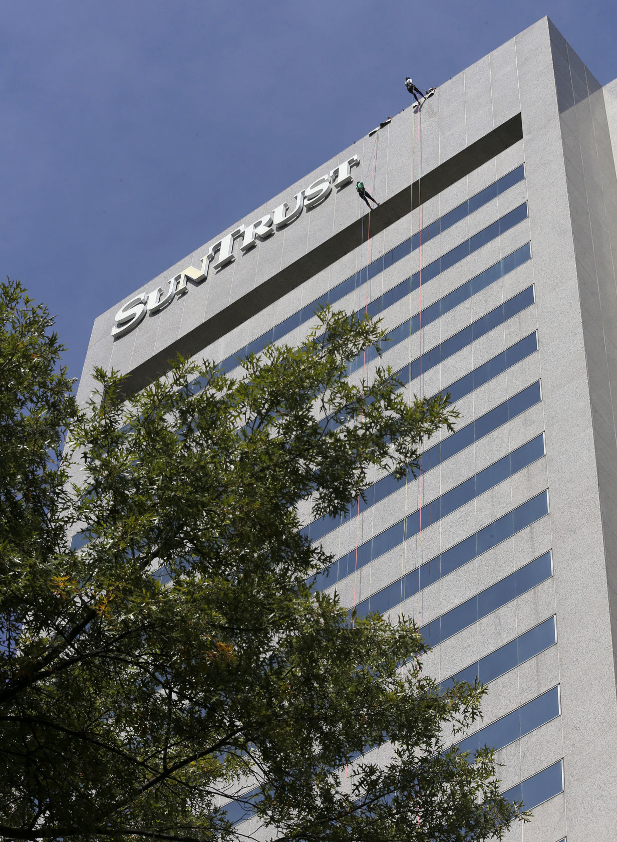 SunTrust Plaza -- 400 feet
